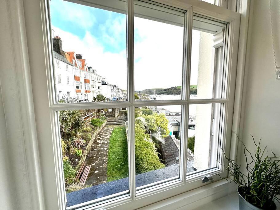 Riverside Apartment With Stunning Views & Patio *
