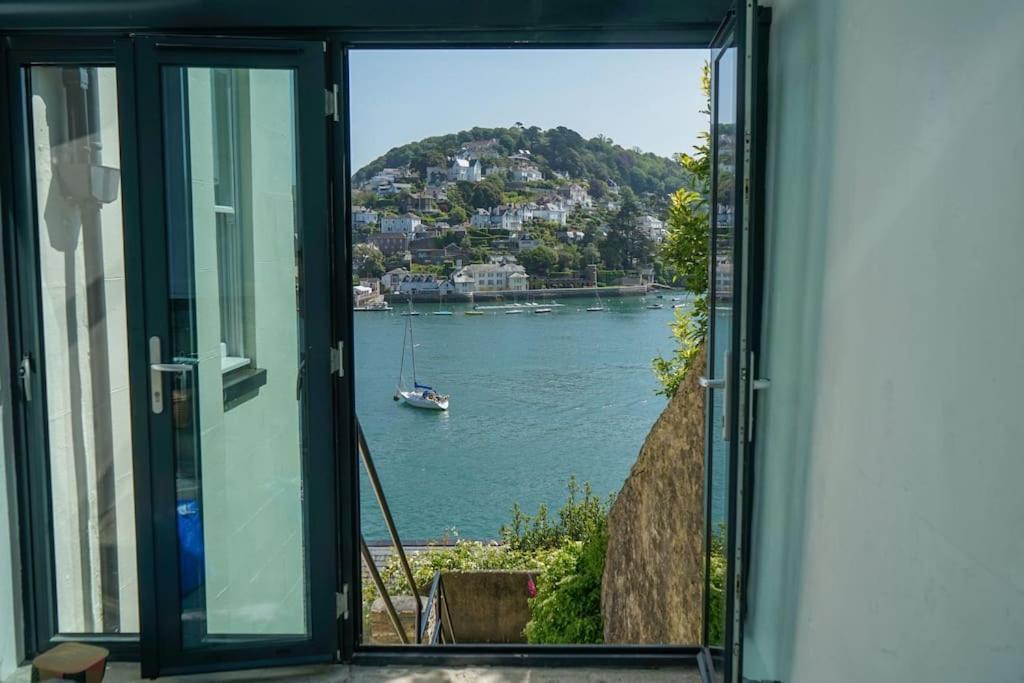 Riverside Apartment With Stunning Views & Patio * Kingswear