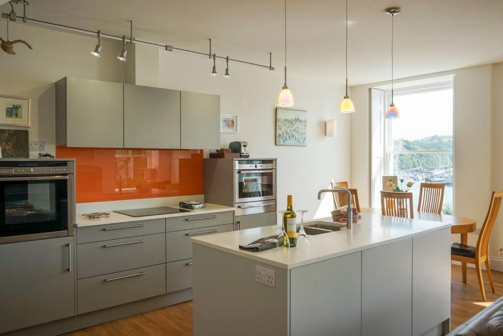 Riverside Apartment With Stunning Views & Patio Kingswear