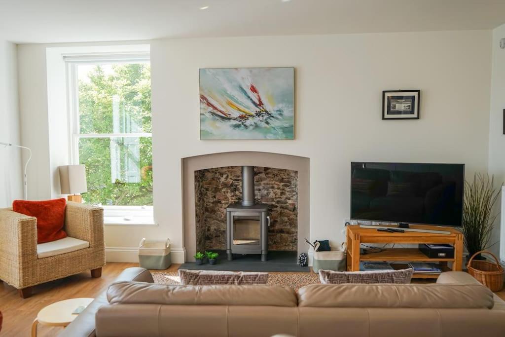 Riverside Apartment With Stunning Views & Patio