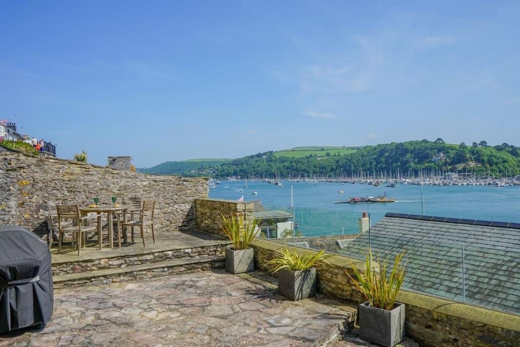Riverside Apartment With Stunning Views & Patio * Kingswear