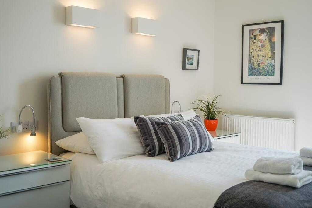 Riverside Apartment With Stunning Views & Patio Kingswear