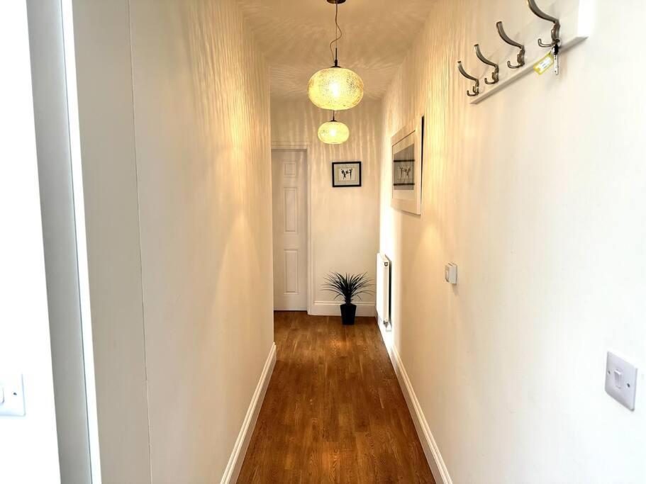 Riverside Apartment With Stunning Views & Patio Apartment *