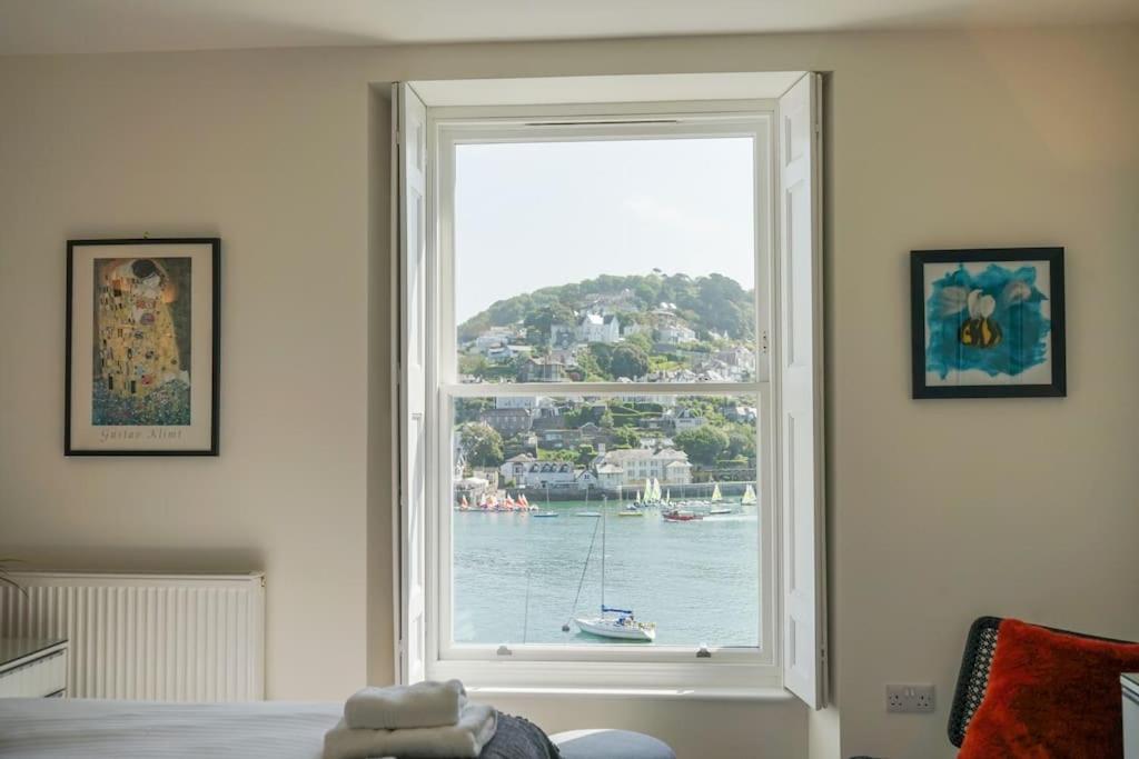 Apartment Riverside Apartment With Stunning Views & Patio