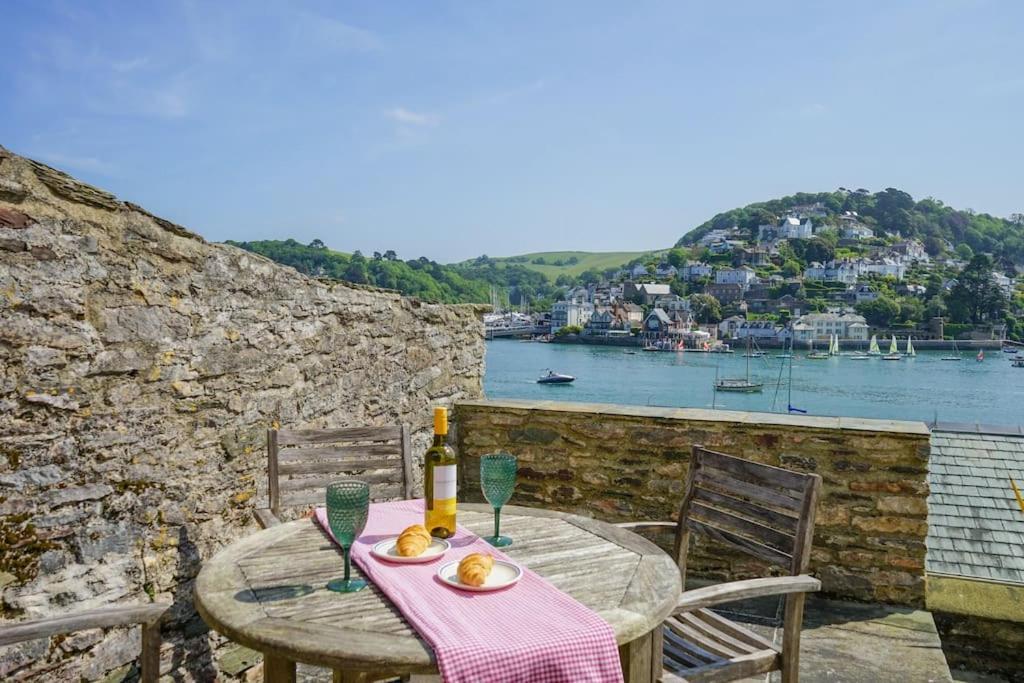 Riverside Apartment With Stunning Views & Patio Apartment Kingswear