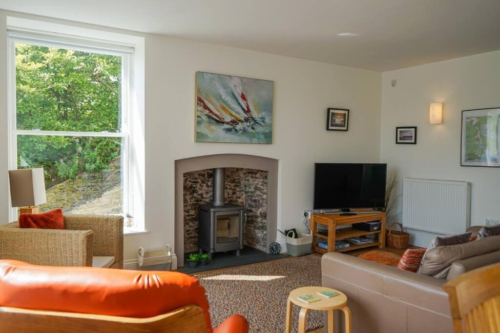 Riverside Apartment With Stunning Views & Patio Apartment *