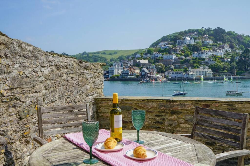 Riverside Apartment With Stunning Views & Patio Kingswear