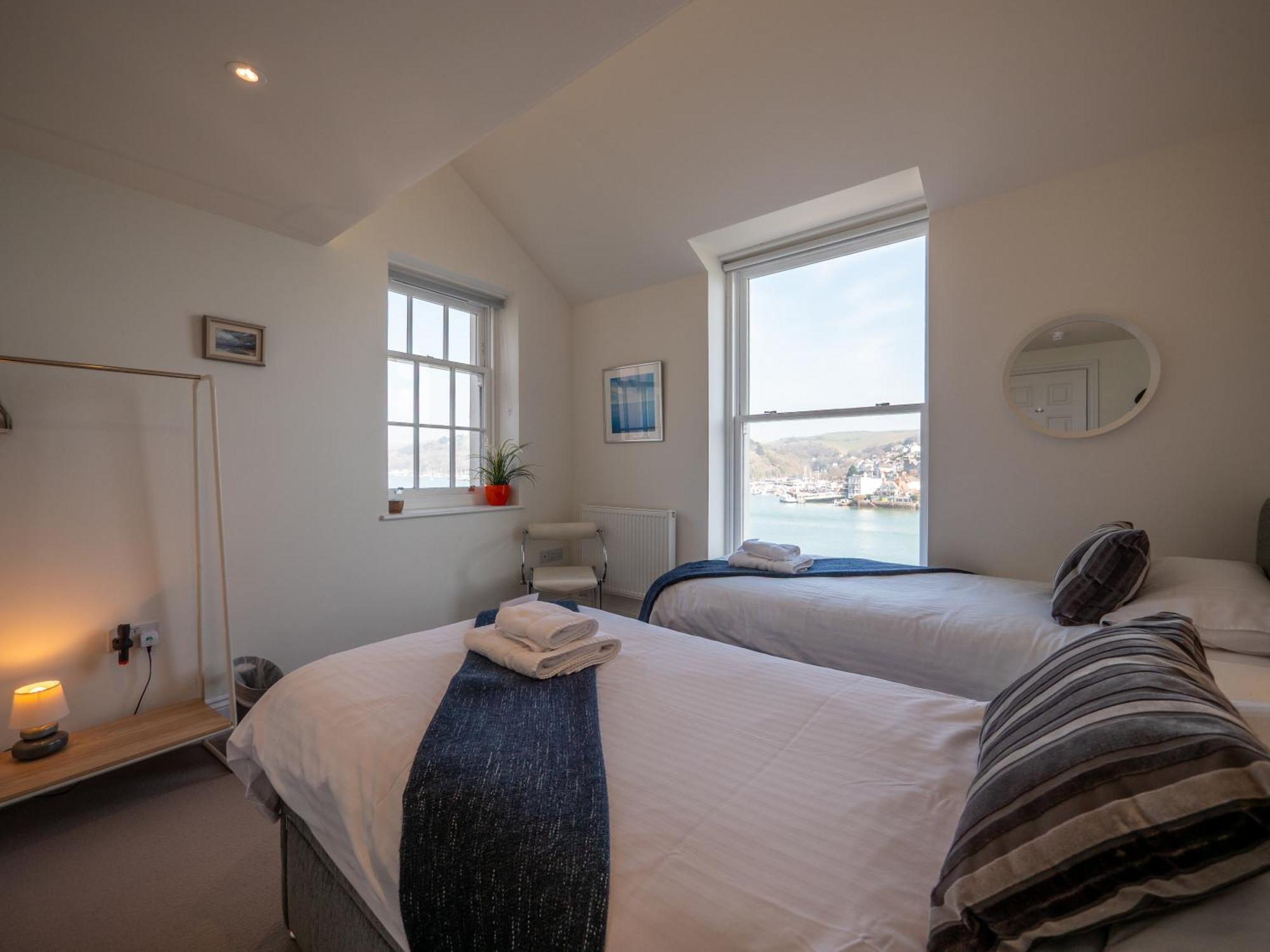 Riverside Apartment With Stunning Views & Patio Kingswear