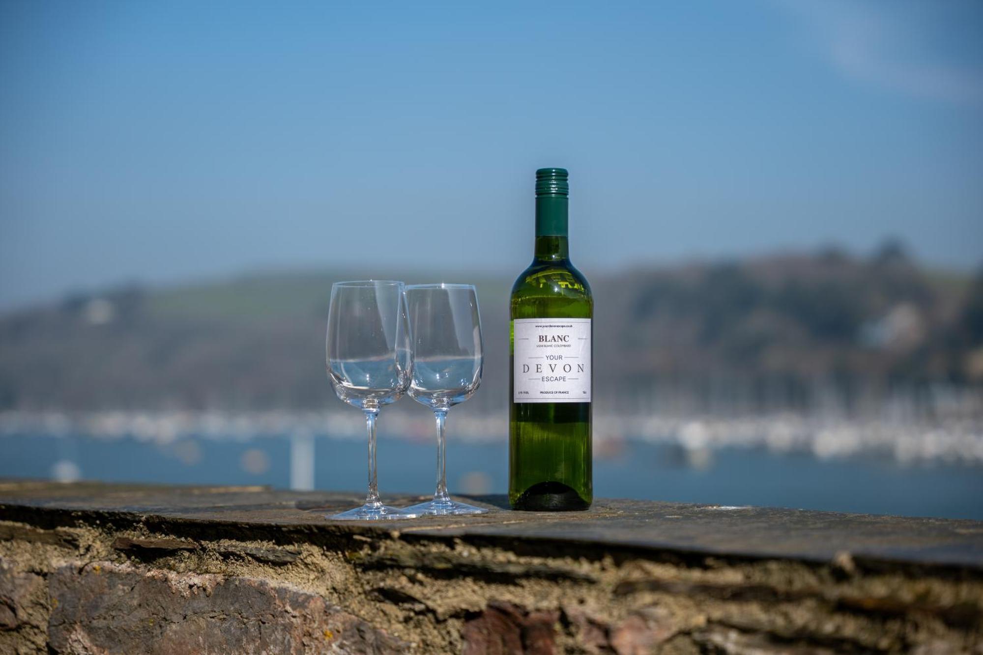 Riverside Apartment With Stunning Views & Patio Kingswear