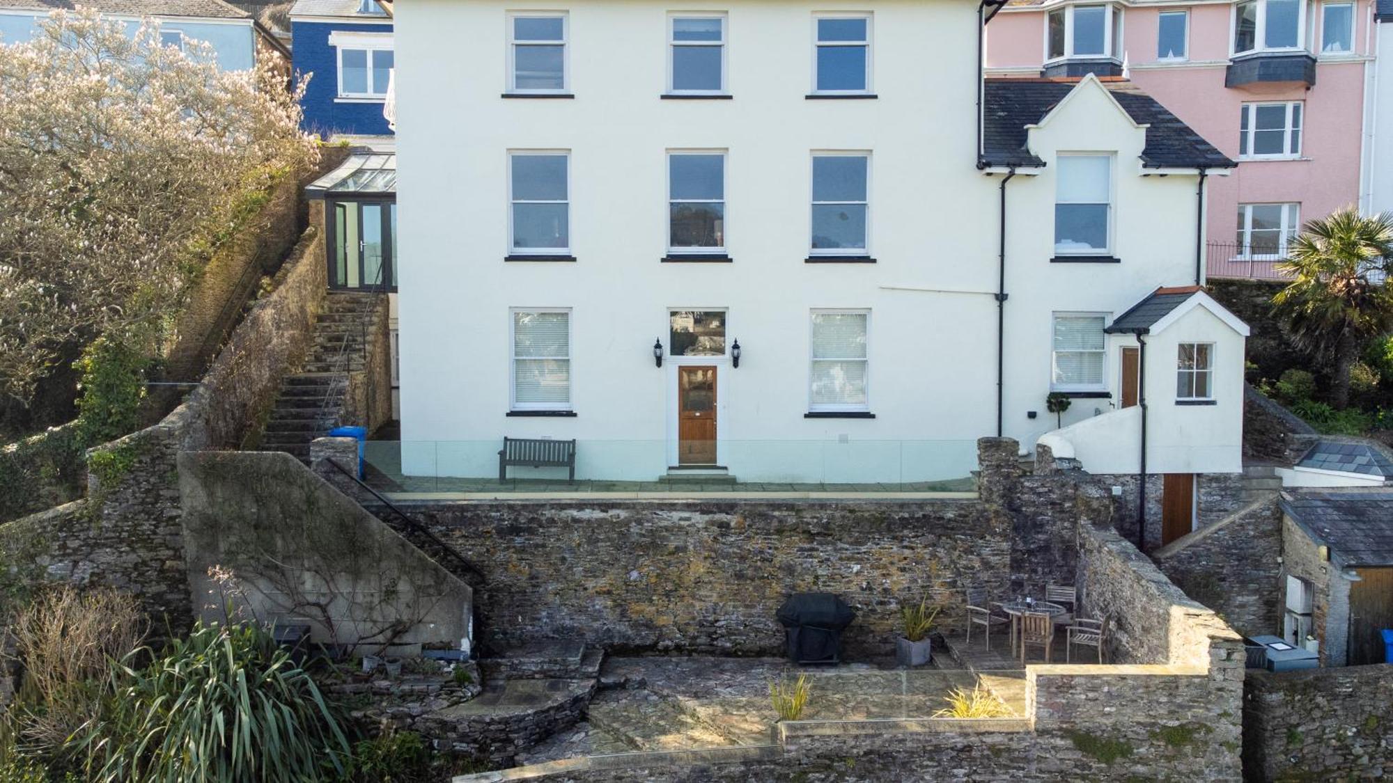 Apartment Riverside Apartment With Stunning Views & Patio Kingswear