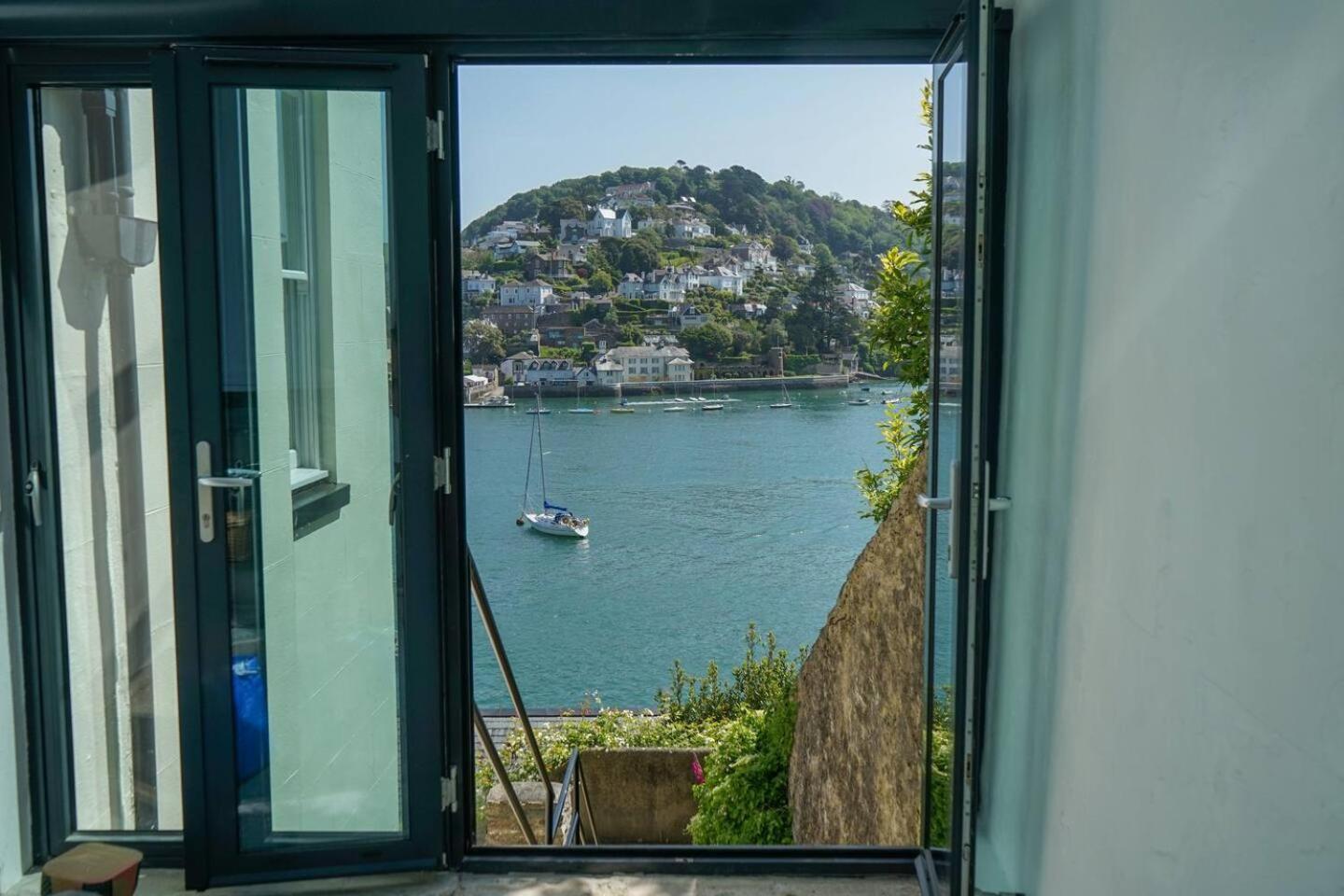 Riverside Apartment With Stunning Views & Patio Apartment Kingswear