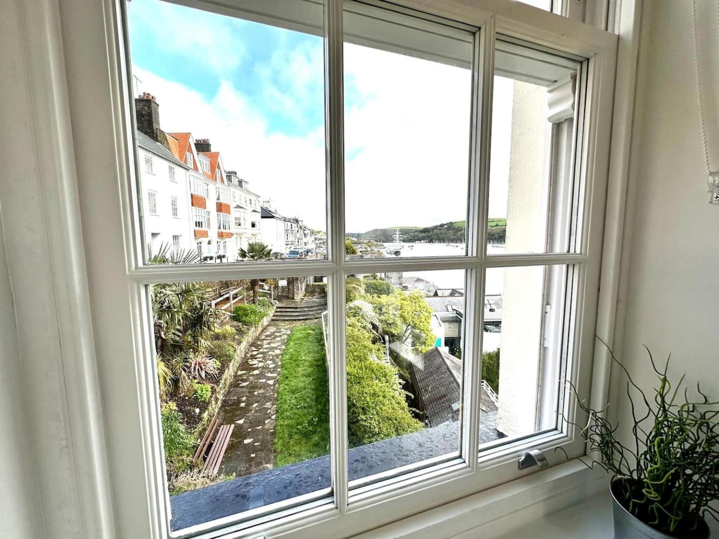 Riverside Apartment With Stunning Views & Patio Kingswear