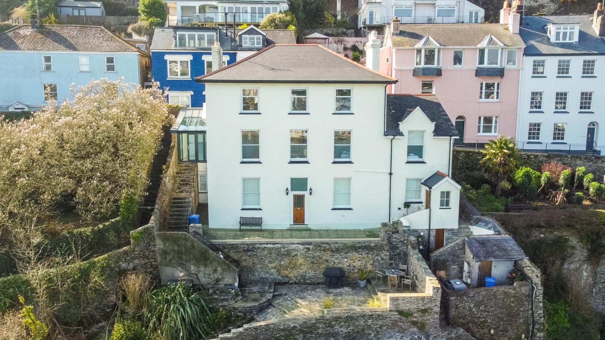 Riverside Apartment With Stunning Views & Patio *
